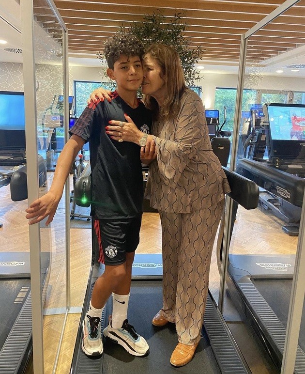 Cristiano Ronaldo Jnr before his first day at school in Manchester. Hình tròn màu đỏ - Bóng Đá