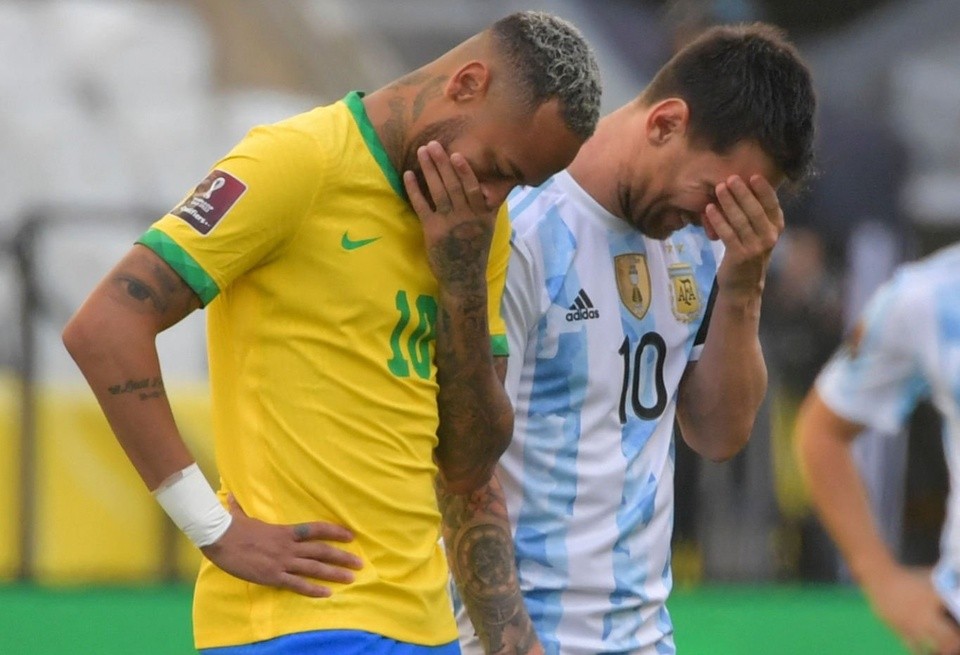 Dybala cười Messi khi trận Brazil - Argentina gặp sự cố - Bóng Đá
