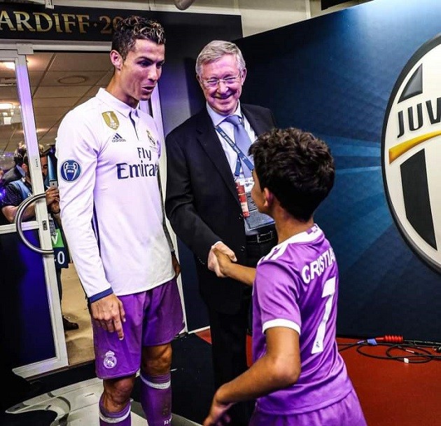 Cristiano Ronaldo Jnr before his first day at school in Manchester. Hình tròn màu đỏ - Bóng Đá