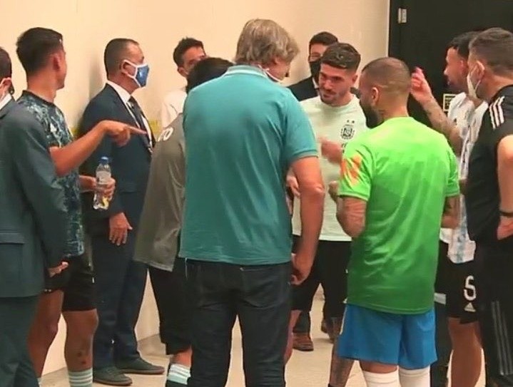 Dybala cười Messi khi trận Brazil - Argentina gặp sự cố - Bóng Đá