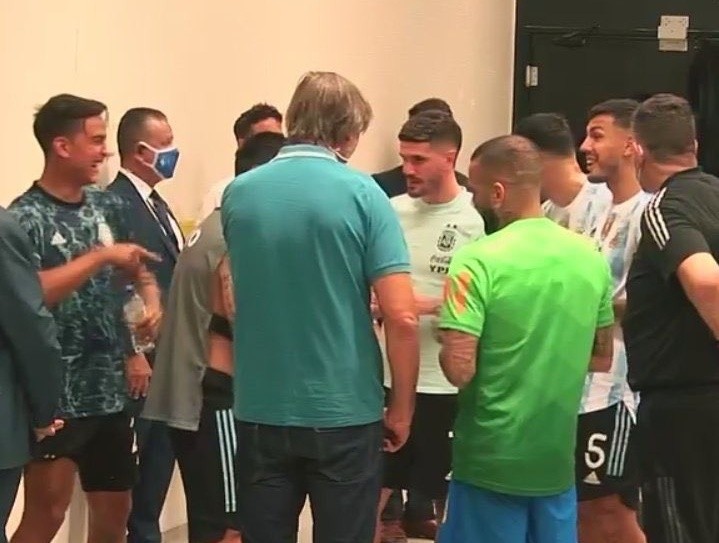 Dybala cười Messi khi trận Brazil - Argentina gặp sự cố - Bóng Đá
