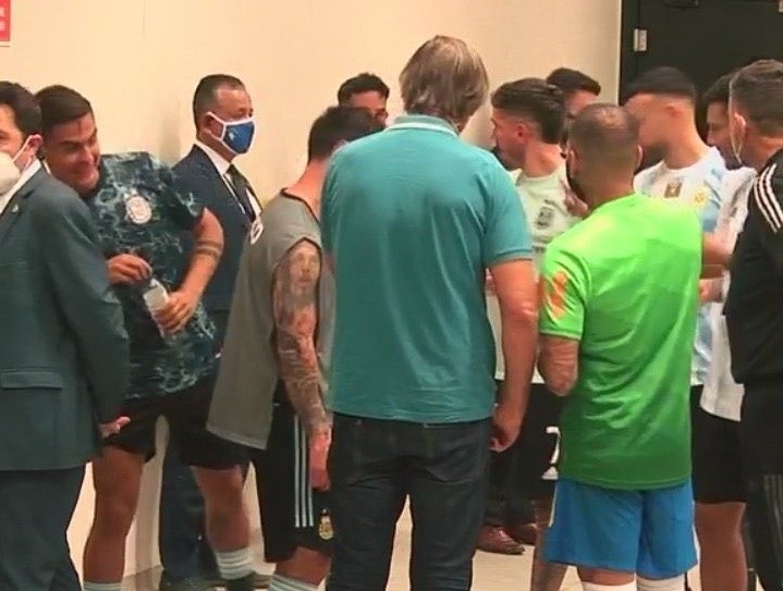 Dybala cười Messi khi trận Brazil - Argentina gặp sự cố - Bóng Đá