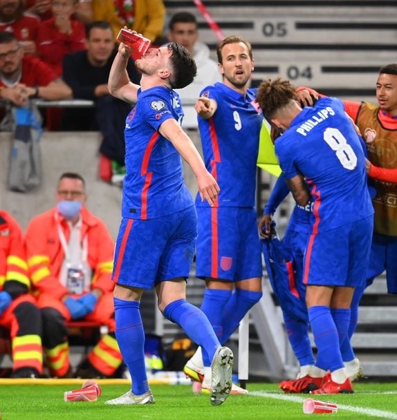 Vẻ mặt thất kinh của Lingard trước màn ăn mừng của đồng đội - Bóng Đá