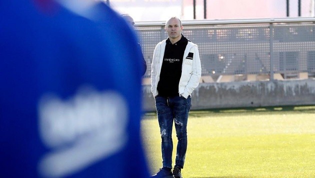 Ex-Barcelona star Iniesta signs two-year contract extension at Vissel Kobe - Bóng Đá