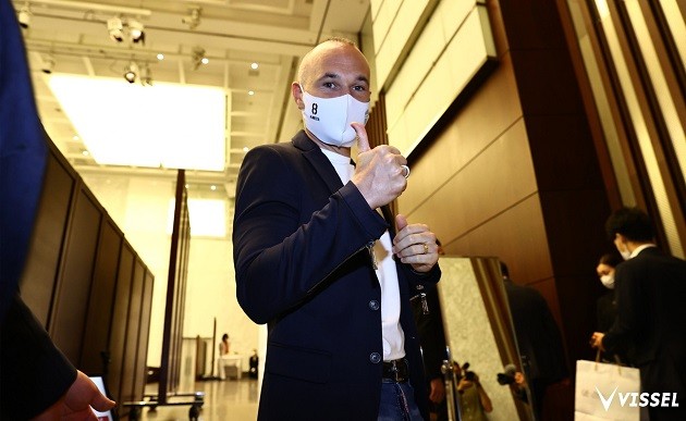 Ex-Barcelona star Iniesta signs two-year contract extension at Vissel Kobe - Bóng Đá