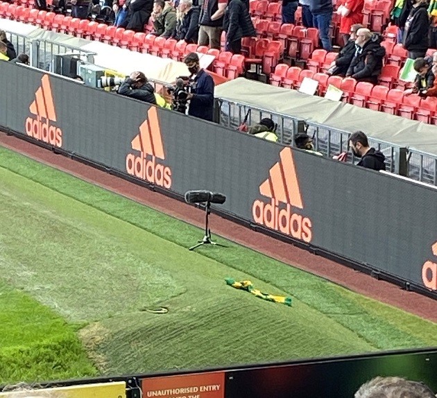 Luke Shaw defends Manchester United fan who threw green and gold scarf at him - Bóng Đá