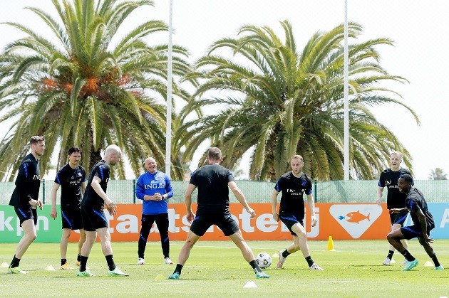 Hà Lan tập - Bóng Đá