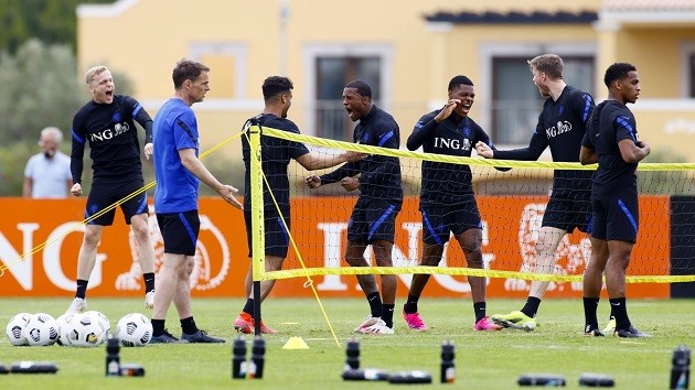 Hà Lan tập - Bóng Đá