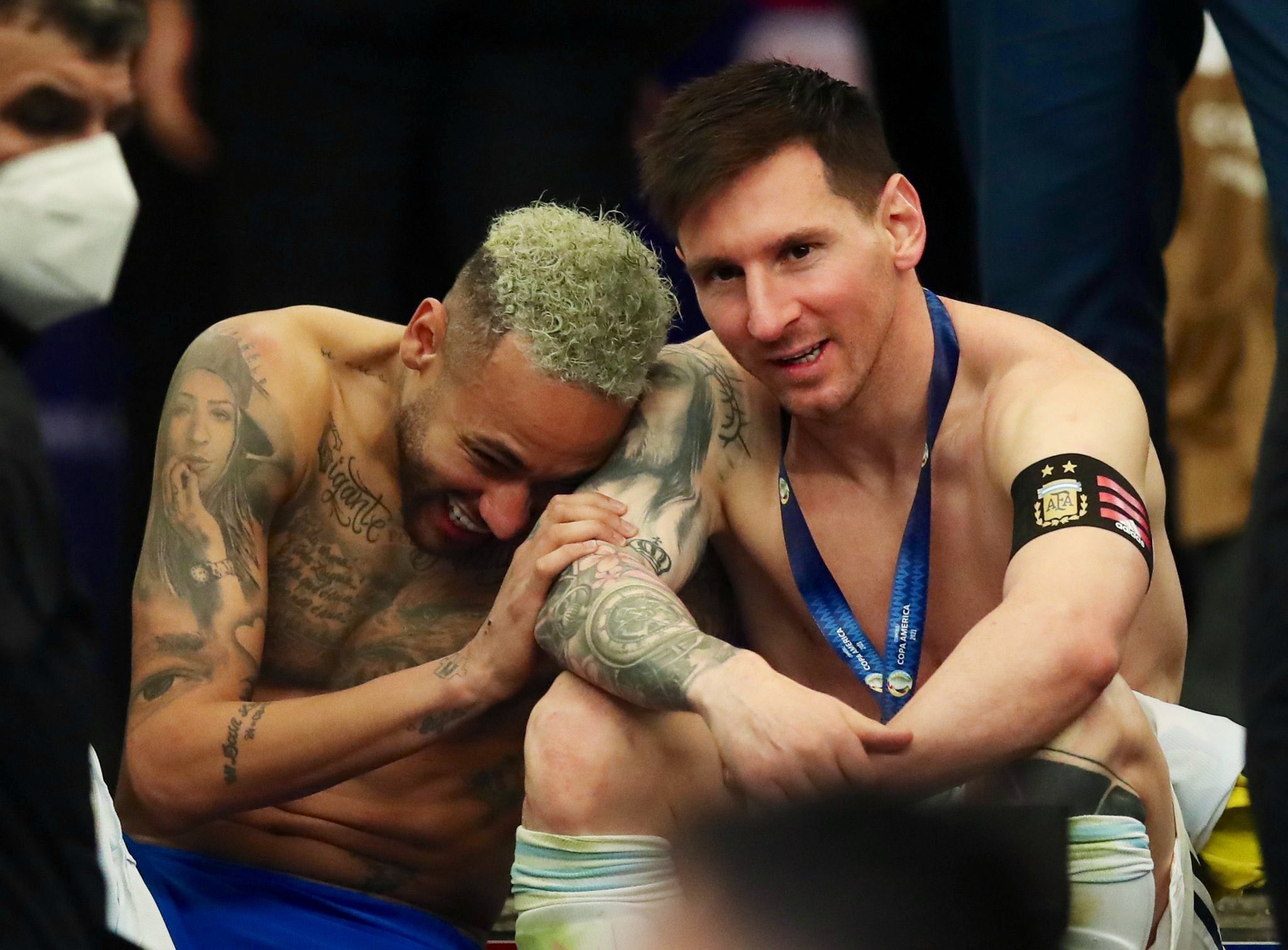 Neymar gây choáng, bật khóc nức nở rồi lại cười toe toét - Bóng Đá