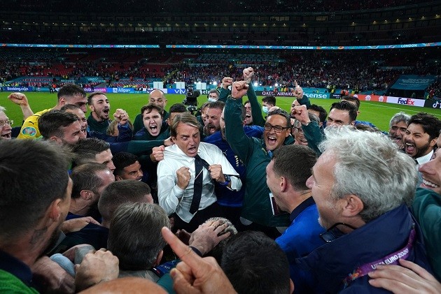 Italy’s assistant coach Daniele De Rossi breaks down beer-soaked - Bóng Đá