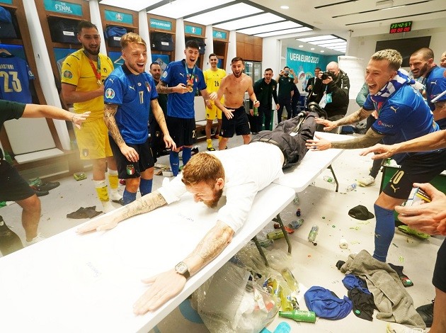 Italy’s assistant coach Daniele De Rossi breaks down beer-soaked - Bóng Đá