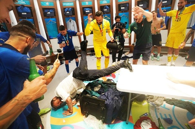 Italy’s assistant coach Daniele De Rossi breaks down beer-soaked - Bóng Đá