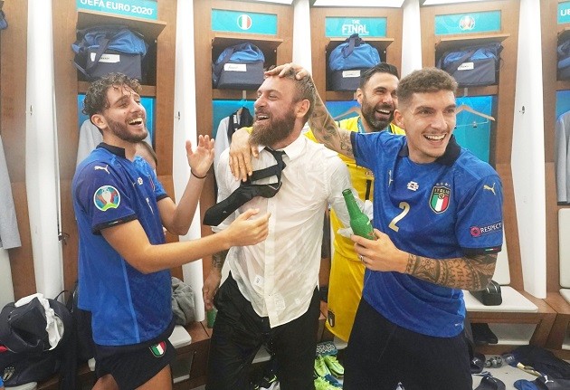 Italy’s assistant coach Daniele De Rossi breaks down beer-soaked - Bóng Đá
