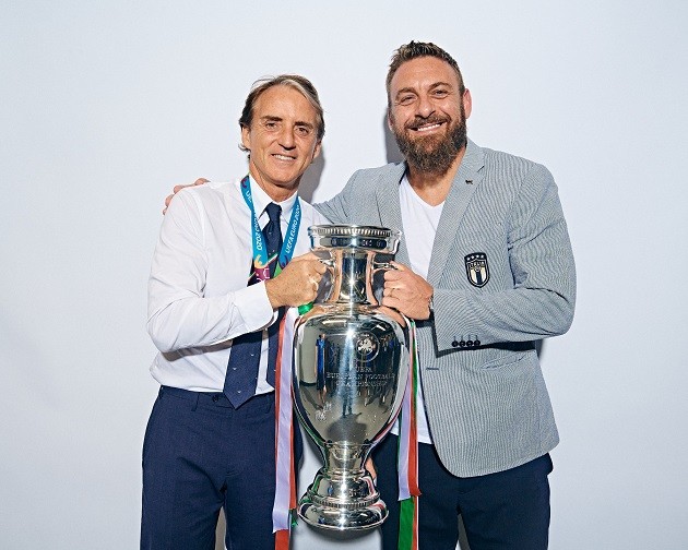 Italy’s assistant coach Daniele De Rossi breaks down beer-soaked - Bóng Đá