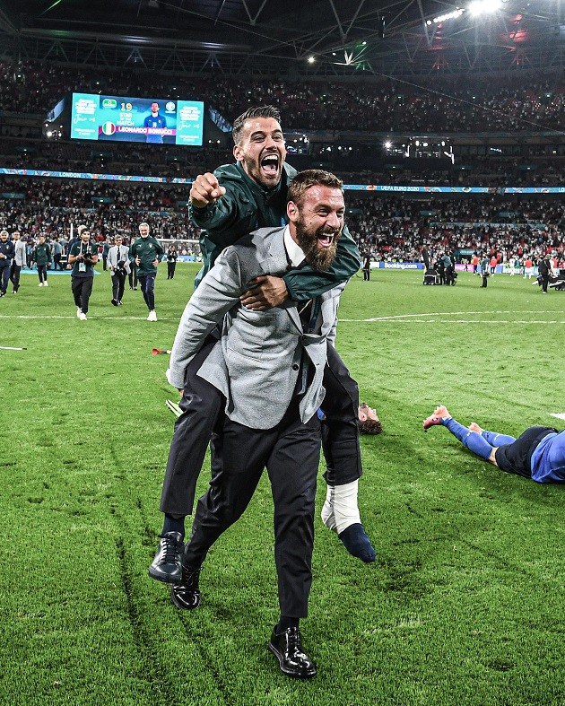 Italy’s assistant coach Daniele De Rossi breaks down beer-soaked - Bóng Đá