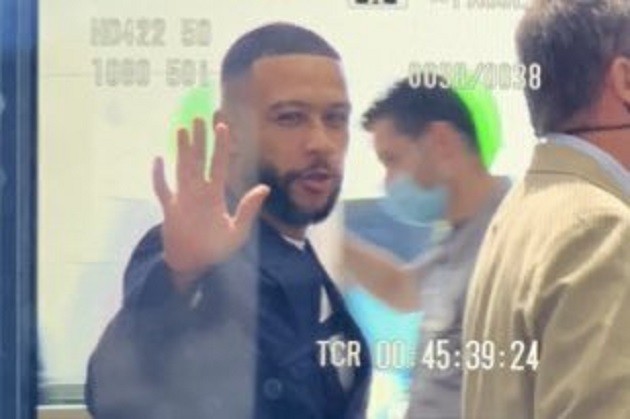 Depay arrives at Barcelona airport with a smile on his face - Bóng Đá