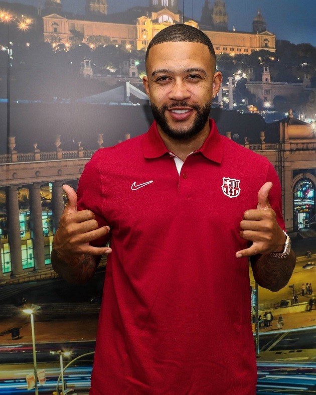 Depay arrives at Barcelona airport with a smile on his face - Bóng Đá