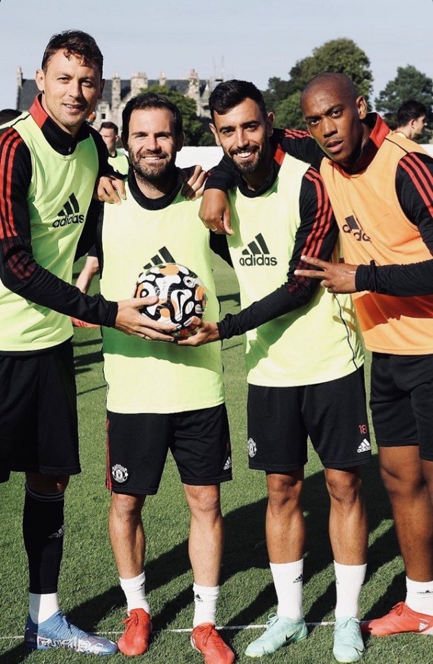 Luke Shaw and Anthony Martial return to Manchester United training - Bóng Đá