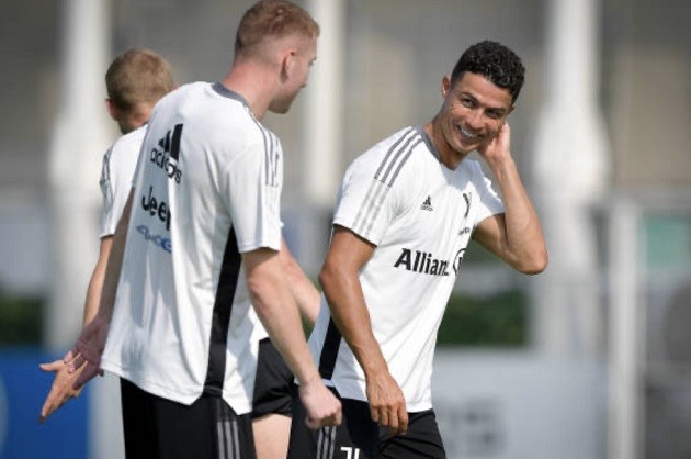 Matthijs de Ligt appears with new appearance at Juventus training - Bóng Đá