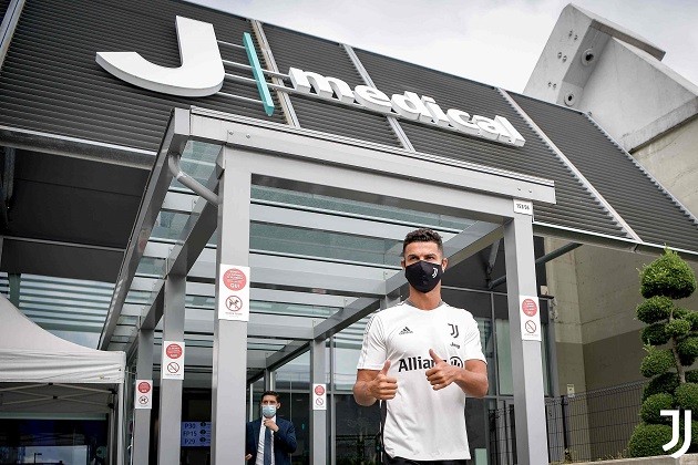 Ronaldo returns to Juventus training after summer of links to Manchester United and PSG - Bóng Đá