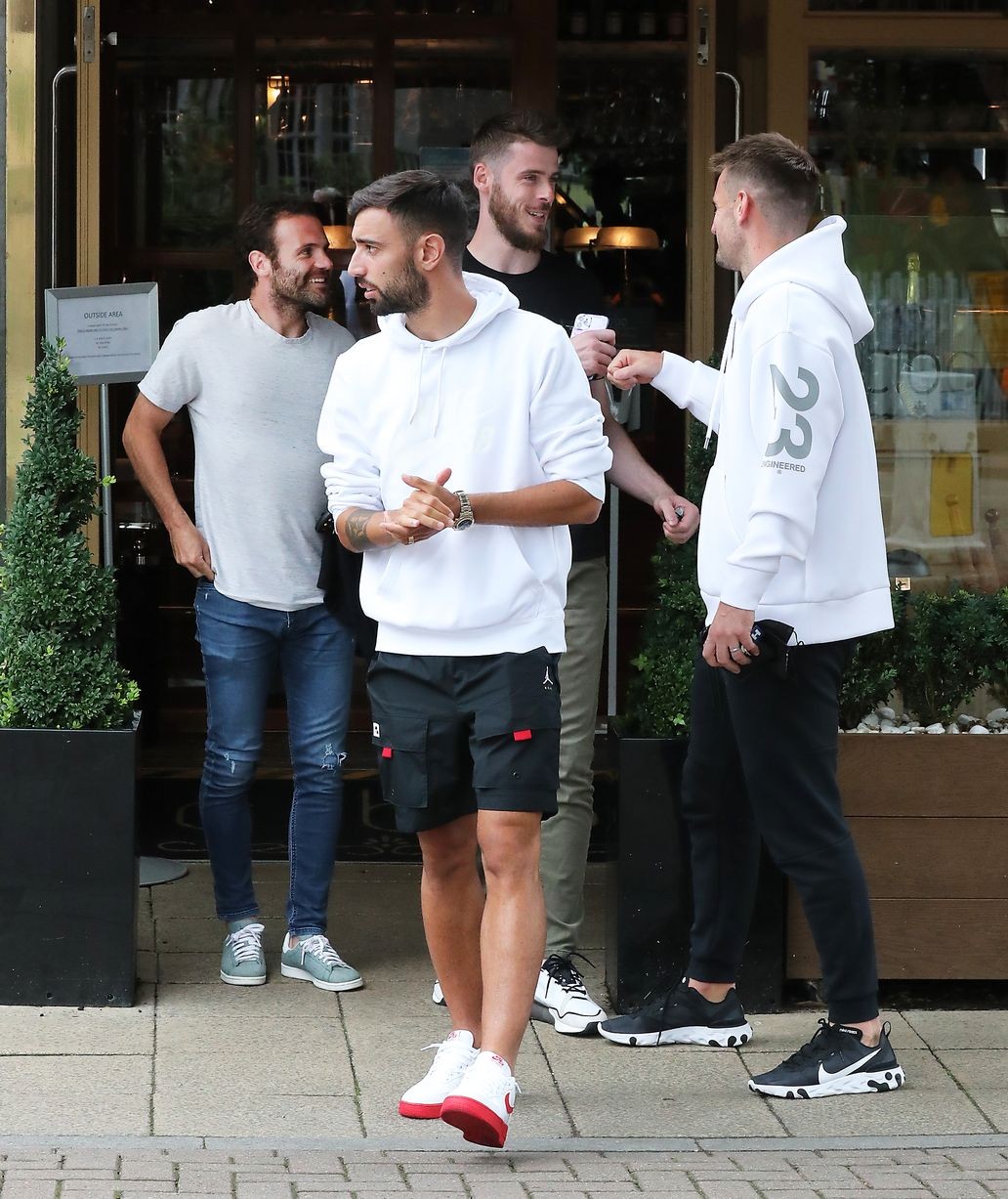 Cả đội M.U thả cửa sau sự cố, Pogba hành tung bí hiểm - Bóng Đá