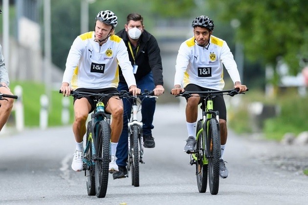 Malen is already training at Borussia Dortmund despite the fact that the transfer is not yet complete - Bóng Đá