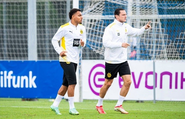 Malen is already training at Borussia Dortmund despite the fact that the transfer is not yet complete - Bóng Đá