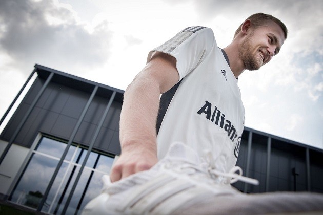 Matthijs de Ligt appears with new appearance at Juventus training - Bóng Đá