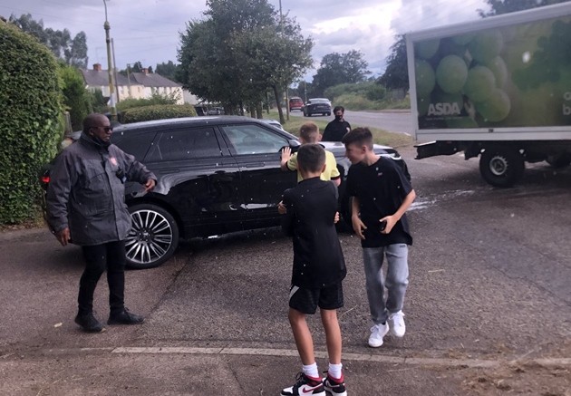 Ben White leaving London Colney after his Arsenal medical - Bóng Đá