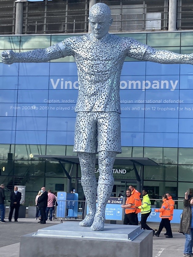 Manchester City unveiled statues of David Silva and Vincent Kompany at the Etihad  - Bóng Đá