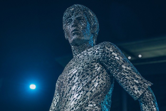 Manchester City unveiled statues of David Silva and Vincent Kompany at the Etihad  - Bóng Đá