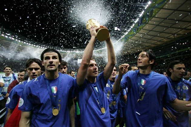 Italy’s assistant coach Daniele De Rossi breaks down beer-soaked - Bóng Đá