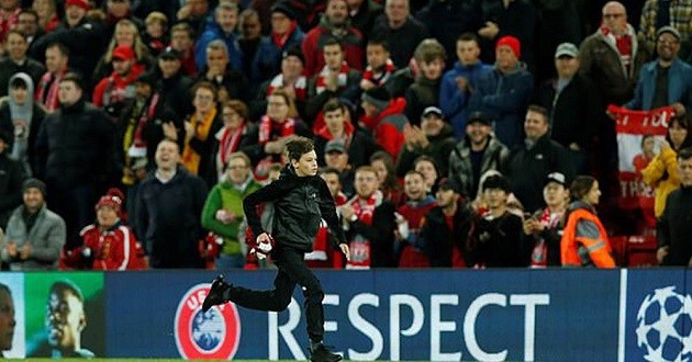 UEFA fine Liverpool £8,500 for pitch invasion incident in RB Salzburg win - Bóng Đá