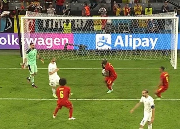 Romelu Lukaku's blunt gesture to Gianluigi Donnarumma spotted after he scores penalty - Bóng Đá