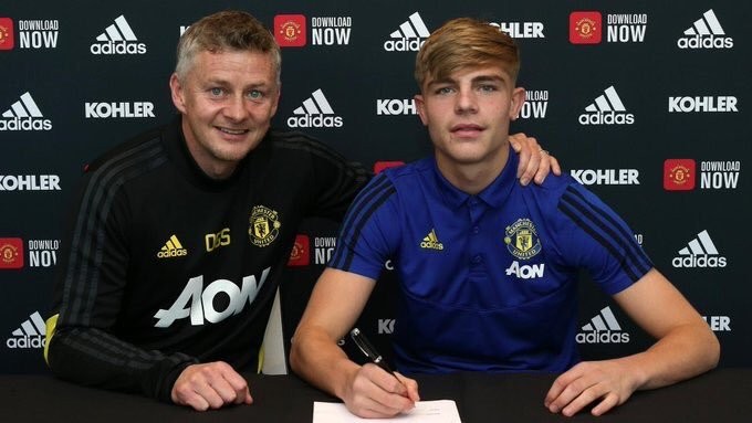 Man Utd full-back Williams signs new contract - Bóng Đá