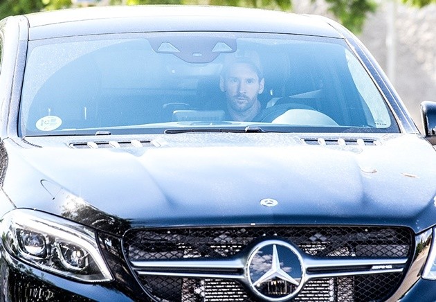 Leo Messi returns to Barca training for the first time since asking to leave the club - Bóng Đá