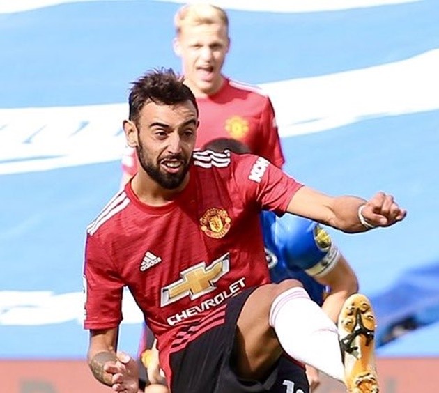 These Man United fans love how sure Van de Beek was that Fernandes would score penalty - Bóng Đá