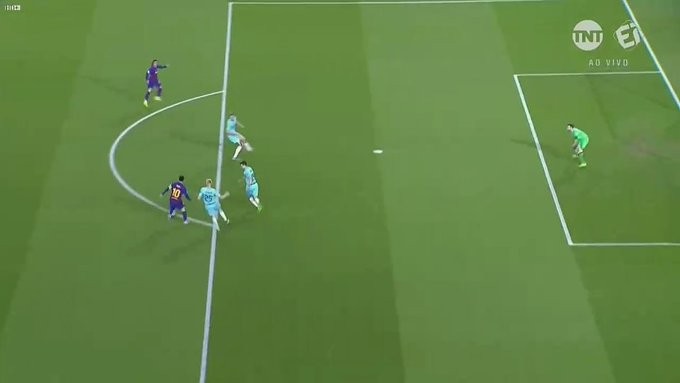 Barcelona Fans Think Lionel Messi Doesn't Trust Antoine Griezmann - Bóng Đá