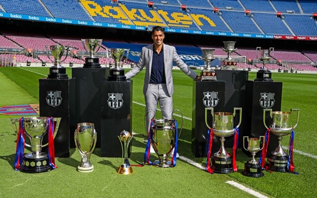 Luis Suarez aims dig at Barcelona’s president Josep Maria Bartomeu during farewell press conference  - Bóng Đá