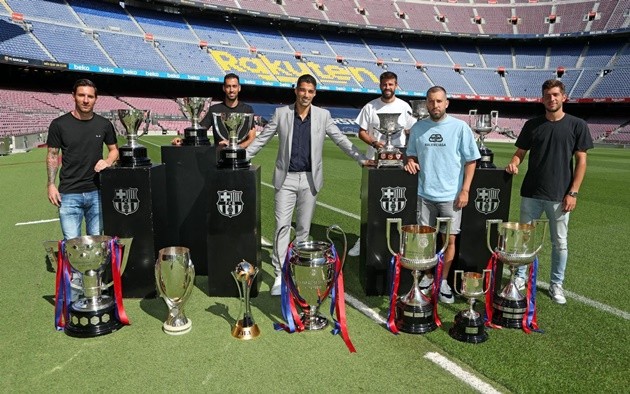 Luis Suarez aims dig at Barcelona’s president Josep Maria Bartomeu during farewell press conference  - Bóng Đá