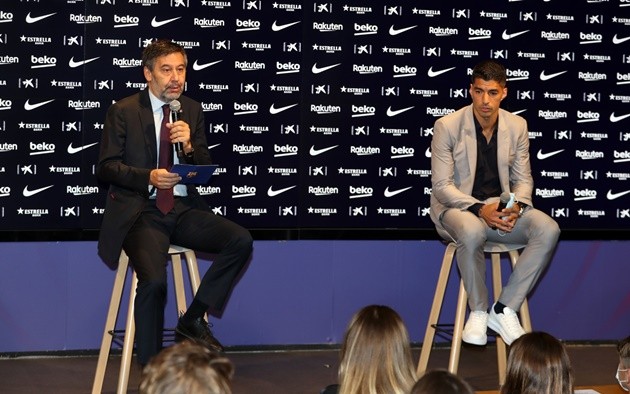Luis Suarez aims dig at Barcelona’s president Josep Maria Bartomeu during farewell press conference  - Bóng Đá