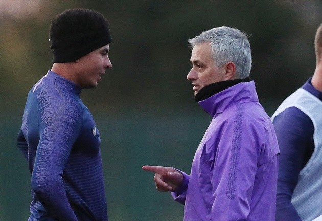 Mourinho ôm Alli trước mặt Kane - Bóng Đá