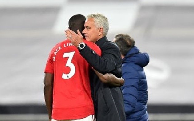 Mourinho vỗ vai Bailly - Bóng Đá