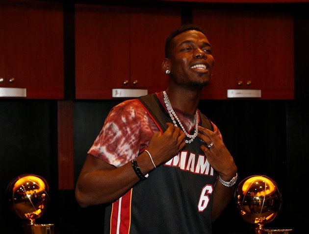 Paul Pogba raises hopes he will be fit for Man Utd soon in gym workout before court side outing at Miami Heat game - Bóng Đá