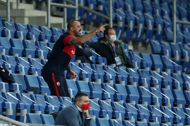 CHOÁNG! Nhận thẻ đỏ, huyền thoại Inter vẫn trực tiếp chỉ đạo các học trò - Bóng Đá