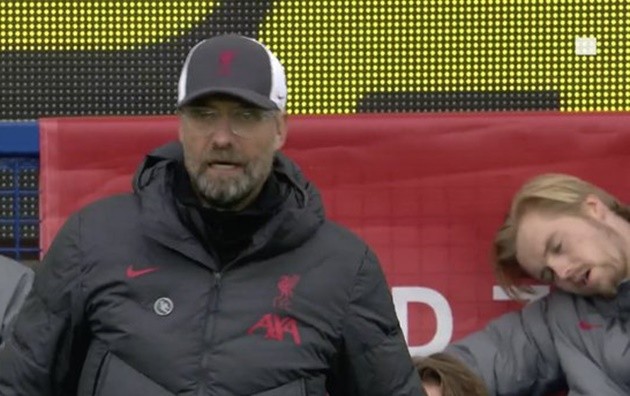 Liverpool stopper Caoimhin Kelleher appears to FALL ASLEEP on bench in thrilling Merseyside derby against Everton - Bóng Đá