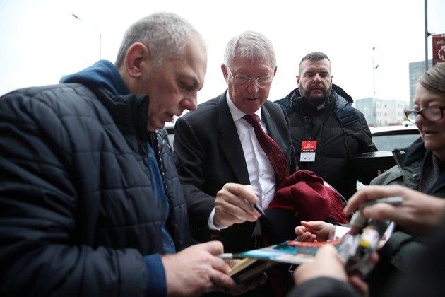Ảnh cuộc trò chuyện Sir Alex - Woodward - Bóng Đá
