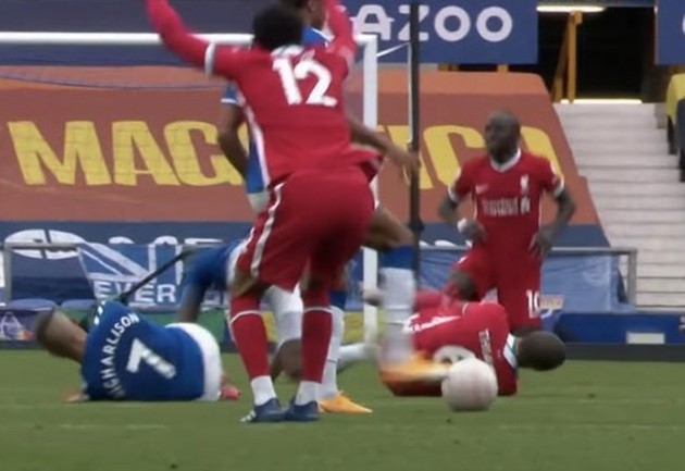 Joe Gomez’s reaction to Richarlison’s horror tackle on Thiago Alcantara said it all - Bóng Đá