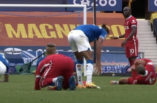 Joe Gomez’s reaction to Richarlison’s horror tackle on Thiago Alcantara said it all - Bóng Đá