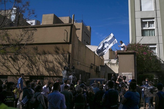 fan thăm Maradona  - Bóng Đá